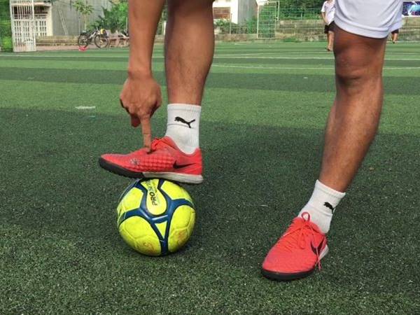 Kỹ thuật giữ bóng trong bóng đá