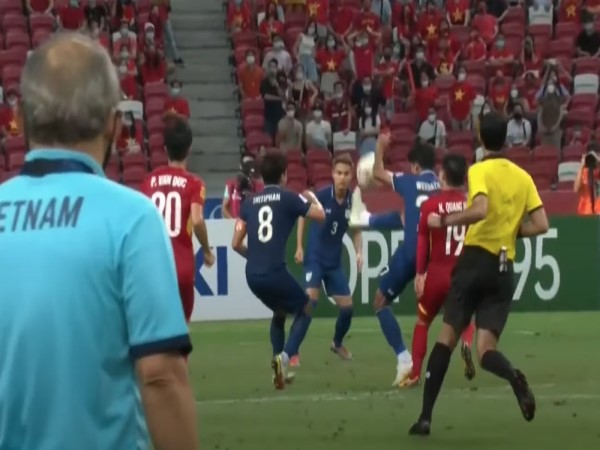 Những trường hợp bóng chạm tay sẽ bị phạt theo luật FIFA